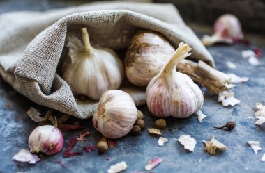 sarımsak bir çuvalın içinde