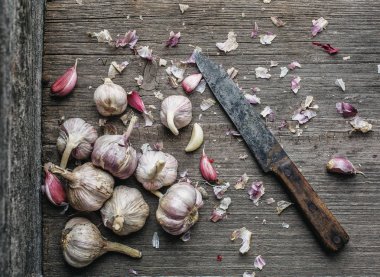 Sarımsak ve bir ahşap kutu bıçak
