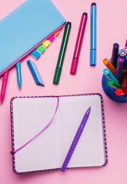 Yanında bir bardak parlak işaretleri bilgisayarıdır.