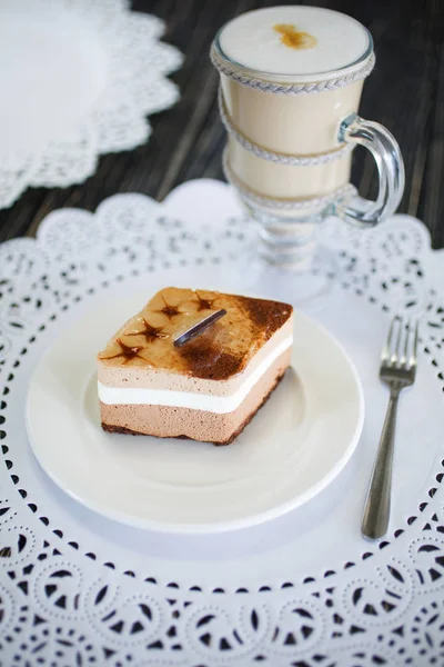 Un pezzo di torta al caramello con panna bianca — Foto Stock