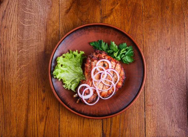 Filete jugoso con cebolla, lechuga y perejil —  Fotos de Stock