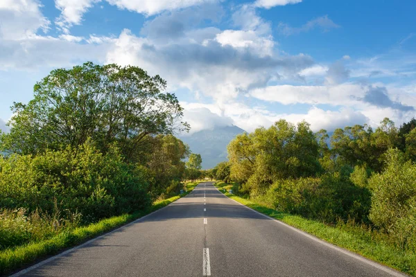 Vista panorâmica da estrada de asfalto contra o fundo das montanhas — Fotografia de Stock