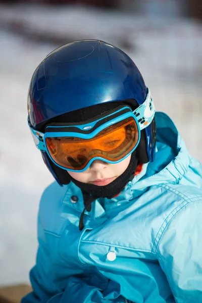 Menina em um capacete e óculos de esqui nas montanhas — Fotografia de Stock