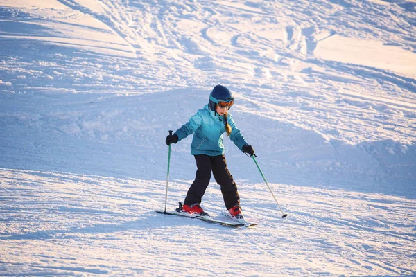 Sabah yürüyüşe dağlarda kayak içinde bir kız — Stok fotoğraf