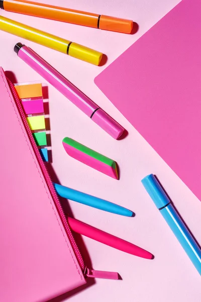Papelería escolar. Marcadores de color, bolígrafos junto a la caja de lápices . — Foto de Stock
