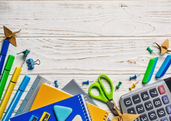 De vuelta a la escuela. Papelería brillante sobre fondo blanco. Concepto de educación . — Foto de Stock