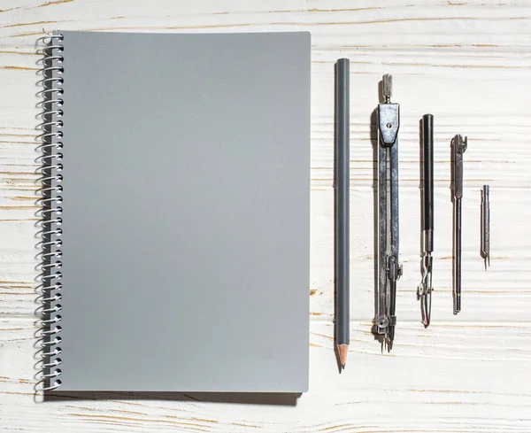 Šedá notebook u nástrojů pro kreslení — Stock fotografie