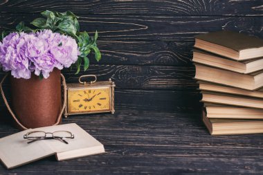 Eğitim arka plan. Kompozisyon kitap, eski watche, çiçekler ve gözlük