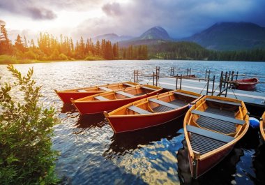 Dağ gölü içinde Yüksek Tatras Ulusal Park. Strbske Pleso, Slovakya.