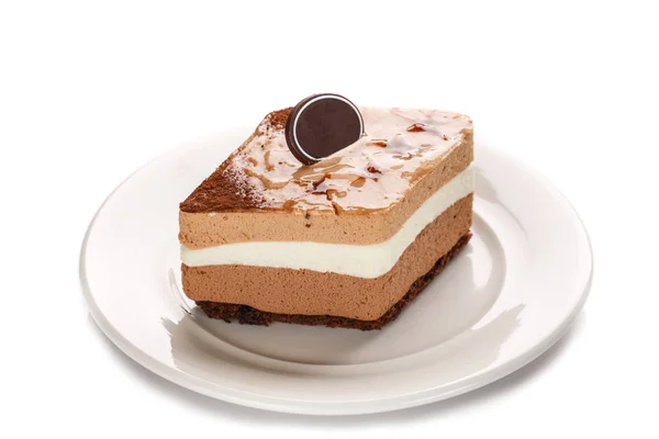 Um pedaço de bolo de caramelo, isolado sobre um fundo branco — Fotografia de Stock