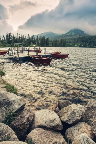 Mountain Lake no Parque Nacional High Tatras. Strbske Pleso, Eslováquia . — Fotografia de Stock