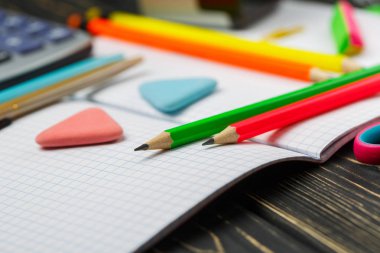 Yaldızlı malzemeler ahşap bir masa üzerinde bir okul