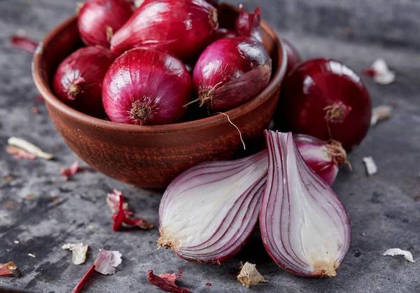 Frische Zwiebel für Salat auf grauer Fläche — Stockfoto