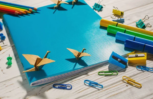 Terug Naar School Een Blauwe Notebook Potloden Omheen Markeringen Paperclips — Stockfoto