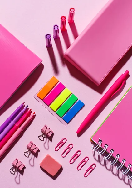 Pegatinas de colores, cuadernos rosas, clips de papel y sacapuntas — Foto de Stock