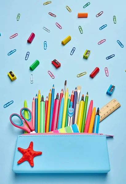 Potlood geval met heldere kantoorbenodigdheden. Kleurrijke terug naar School-achtergrond — Stockfoto