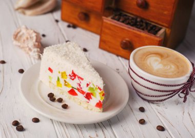 Renkli jöle ile pasta Hindistan cevizi cips ile dekore edilmiştir.