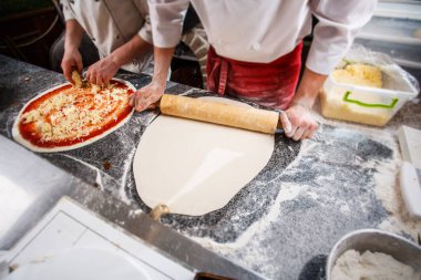 Pizza Hamur hazırlama. Kafede pizza pişirme.