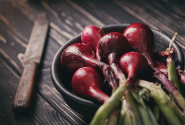 Soğan yanındaki bir masada ahşap bir bıçak