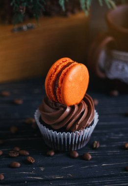 Masanın üzerine tatlı hamburger ile çikolatalı kek.