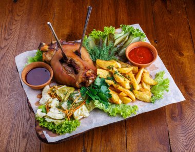 moked domuz bacak patates, salatalık turşusu, lahana, maydanoz, salata, dereotu ve kırmızı sos ile.