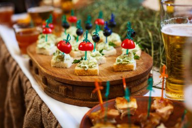 Lezzetli aperatifler bira bira bir kupa ile için.