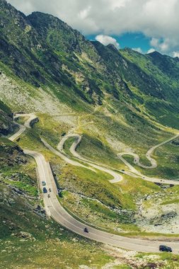 Dağ manzarası: sarp dağlar, derin bir geçit, dik döner olan yol virajlı bir dağ yamacında formu