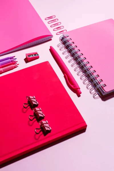 Cuadernos rosados sobre un fondo rosa plano — Foto de Stock