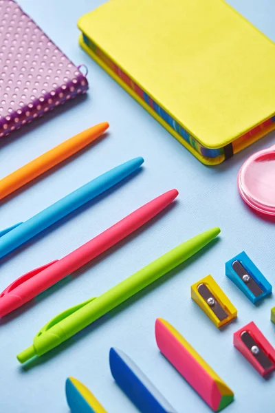 Groep van de levering van de school in de buurt van de notebook — Stockfoto