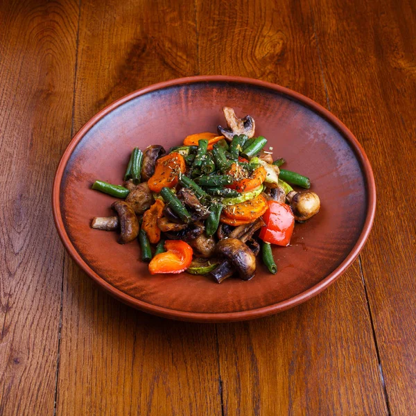 Verduras guisadas en el restaurante. Sobre una mesa de madera — Foto de Stock
