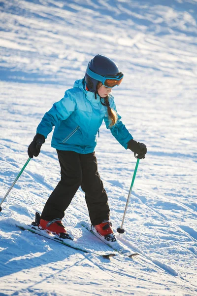 Gelukkig klein meisje afdaling skiën in de winter — Stockfoto