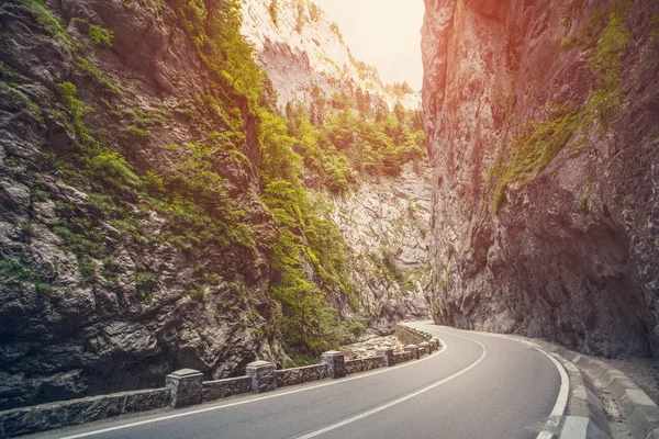 Hög bergsväg i Bicaz Gorge. Nationalparken Rumänien — Stockfoto