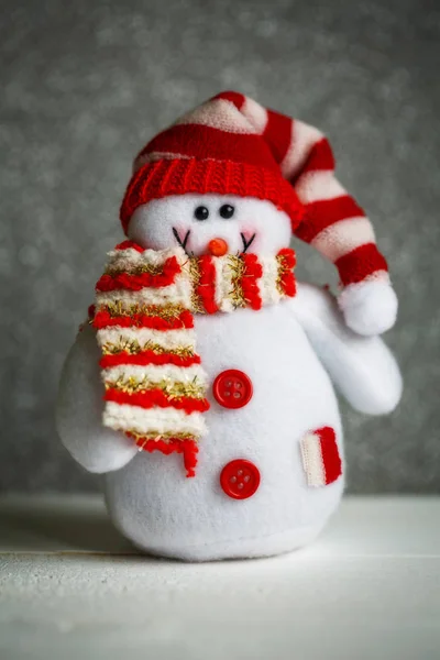 Weihnachtspuppe: Schneemann mit Mütze und Schal zur Weihnachtsdekoration. — Stockfoto
