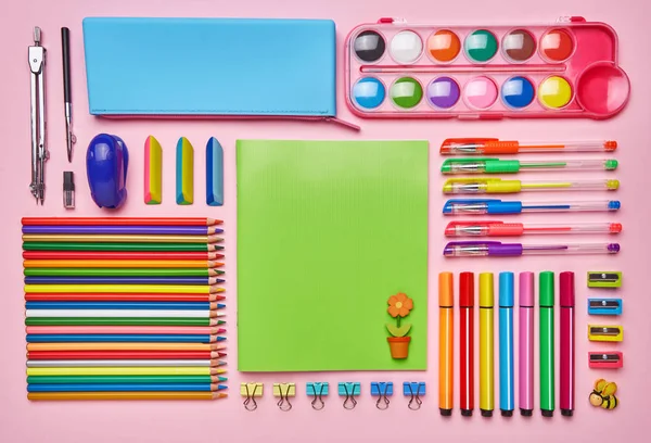 Bureau pour la fille avec sa papeterie lumineuse — Photo