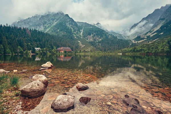 Kristallklares Wasser des Sees vor dem Hintergrund der Berge und des bewölkten Himmels. Slowakei — Stockfoto