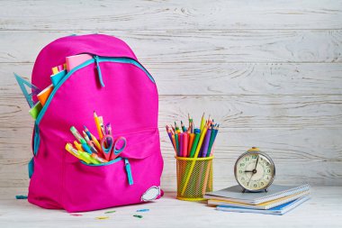 Beyaz bir arka plan üzerinde örneği parlak evrak çantası