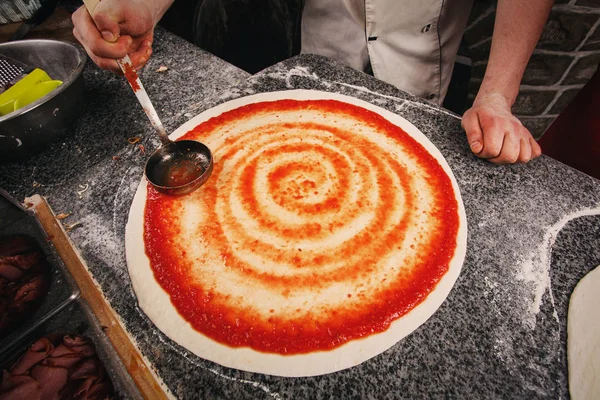 En la cocina del chef. Clase magistral sobre cocinar pizza — Foto de Stock