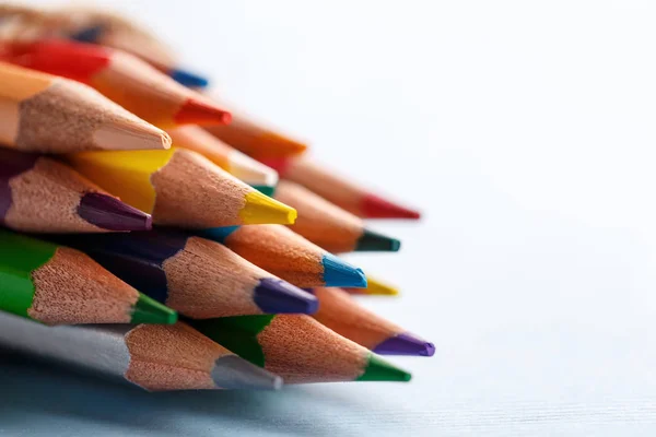 Paleta de colores brillantes de lápices de colores sobre la mesa — Foto de Stock