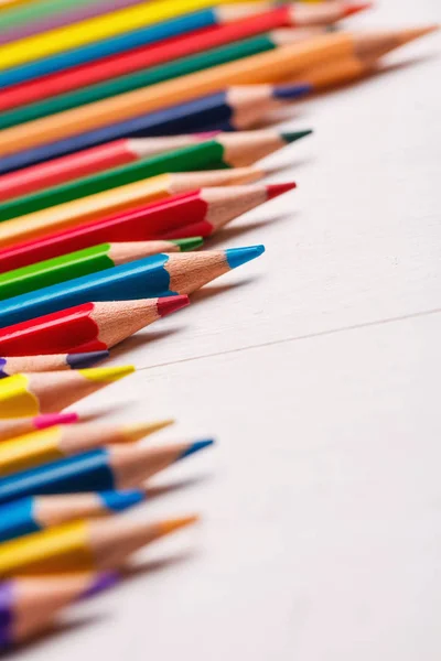 Ljusa vassa pennor är redo för ritning — Stockfoto