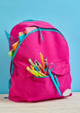 Öğrenci için parlak bir ileti örneği ile bir evrak çantası