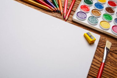 Kalemler ve albüm ile birlikte parlak boyalar