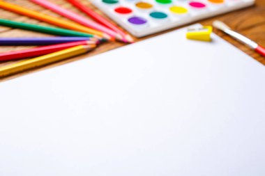 Parlak kompozisyon - albüm ve boya malzemeleri