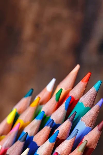 Helle Farbpalette von Buntstiften auf dem Tisch — Stockfoto