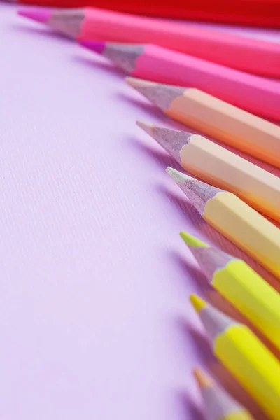 Paleta de cores brilhantes de lápis de cor na mesa — Fotografia de Stock