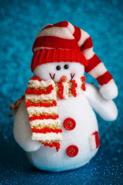 Noel kardan adam şapka ve eşarplar. Yeni yıl oyuncaklar.