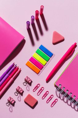 Pembe bir arka plan üzerinde parlak ileti örneği. Düz yatıyordu, en iyi görünümü.