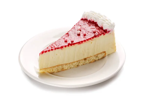 Cheesecake met aardbei jelly geïsoleerd op witte achtergrond — Stockfoto