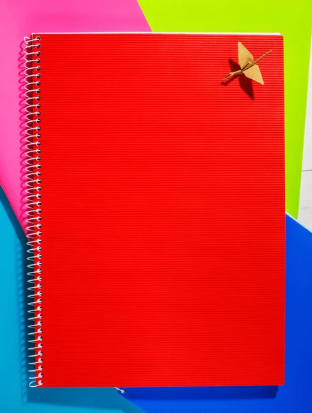 Terug naar school. De rode-laptop is op gekleurd papier — Stockfoto