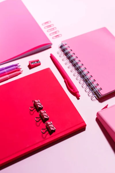 Papelería en tonos rosados sobre fondo rosa — Foto de Stock