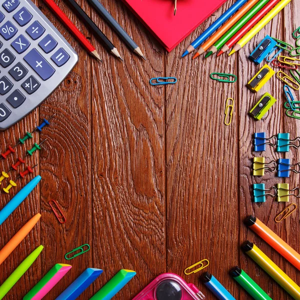 Stiften, pennen, potloden en andere dingen zijn aangelegd om het maken van een leeg vierkant in het midden — Stockfoto